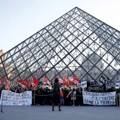 فرنسا.. متحف اللوفر يفتح أبوابه متأخراً وإغلاق أقسام بسبب إلاضراب