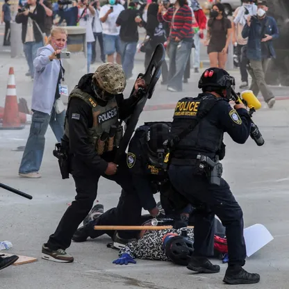 ترمب يأمر بنشر الحرس الوطني للسيطرة على مواجهات كاليفورنيا.. والجيش يتأهب للتدخل