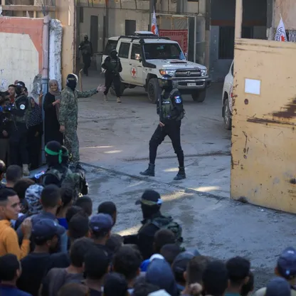 شاهد.. لحظة تسلم الصليب الأحمر المحتجزين الإسرائيليين في غزة