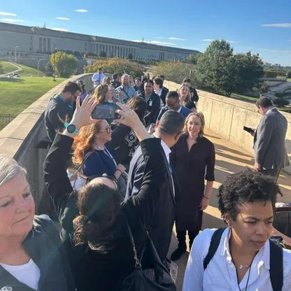 رفضاً لقيود التغطية.. صحافيو البنتاجون يسلمون بطاقاتهم ويخلون مكاتبهم