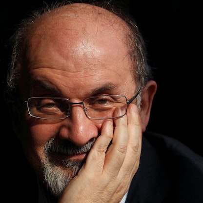 تعرض الروائي سلمان رشدي لعملية طعن في نيويورك