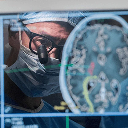 رجل مصاب بالشلل يتواصل عبر الموجات الدماغية في دراسة رائدة