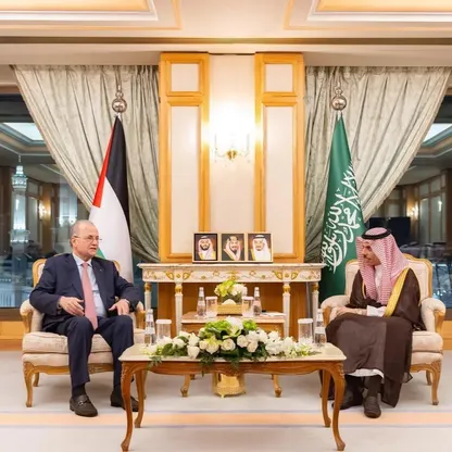 وزير الخارجية السعودي يبحث مع رئيس وزراء فلسطين جهود وقف إطلاق النار في غزة