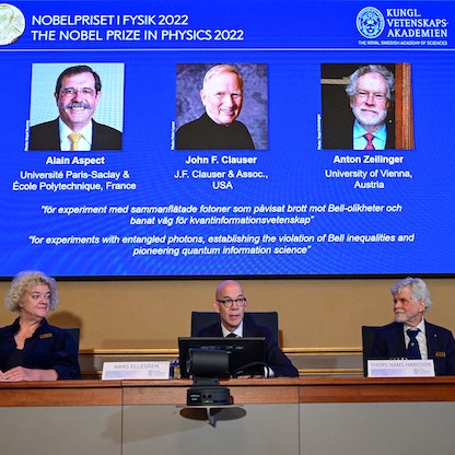 نوبل الفيزياء للفرنسي آلان أسبيه والأميركي جون كلاوسر والنمساوي أنتون زيلينجر