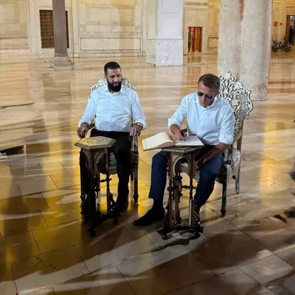 ماكرون يدوّن رسالة في الجامع الأموي خلال زيارته إلى دمشق.. ماذا تضمنت؟