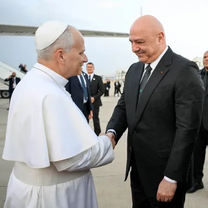 حاملاً رسالة سلام.. بابا الفاتيكان يصل لبنان المستهدف بغارات إسرائيلية