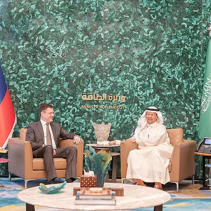 السعودية وروسيا تؤكدان التزامهما بقرارات "أوبك+"