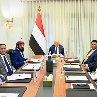 اليمن.. مجلس القيادة الرئاسي يناقش مع الحكومة تنفيذ إجراءات الردع المتكامل