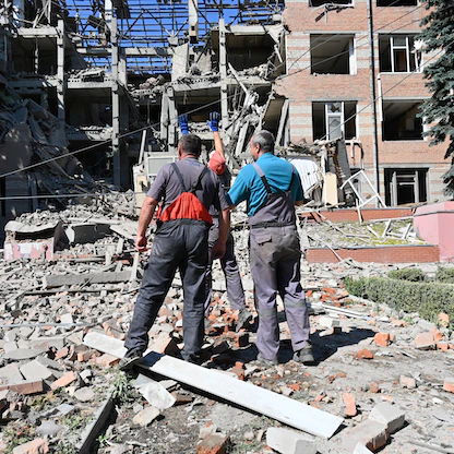 روسيا تكثف القصف في شرق أوكرانيا وسط مخاوف من "سيناريو ماريوبل"