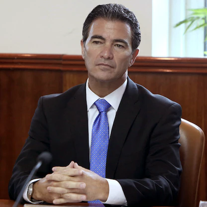 رئيس "الموساد" السابق يعيد "هدية نقدية" تلقاها من ملياردير أسترالي