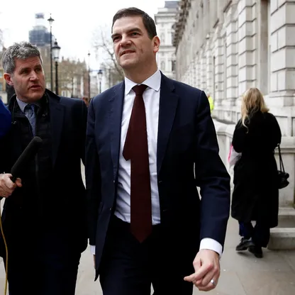 "أزمة ماندلسون" تطيح بأرفع مسؤول مدني في الخارجية البريطانية