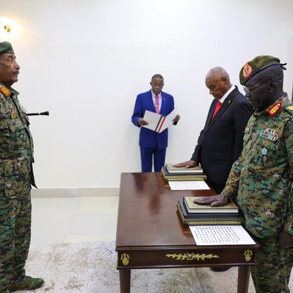 السودان.. وزيرا الدفاع والداخلية يؤديان اليمين أمام البرهان