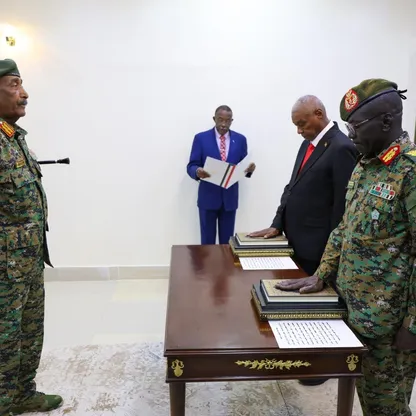 السودان.. وزيرا الدفاع والداخلية يؤديان اليمين أمام البرهان