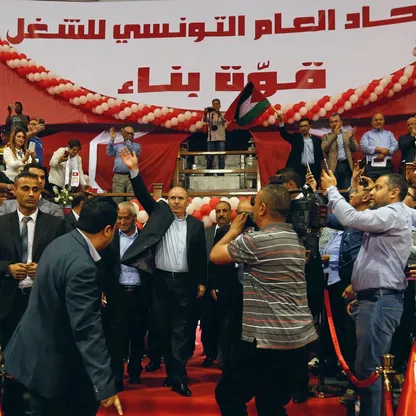 اتحاد الشغل في تونس يقرر التظاهر ويلوح بالإضراب بعد احتجاج أمام مقره