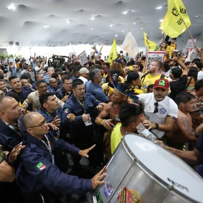 شاهد.. محتجون من الشعوب الأصلية يقتحمون قاعة مؤتمر المناخ في البرازيل