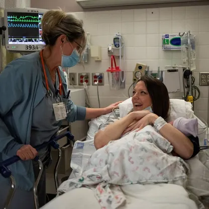 ملامسة الجلد المباشرة بعد الولادة تحسّن الرضاعة وصحة الأطفال