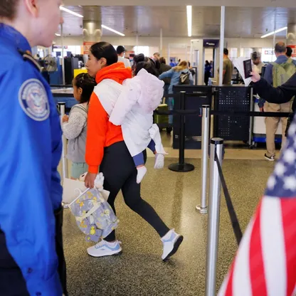 تقرير: خطة أميركية لمنح المهاجرين القُصّر أموالاً مقابل مغادرتهم الطوعية