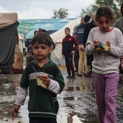 بوسائل بدائية.. حرب غزة تضطر النازحين إلى شرب مياه الأمطار