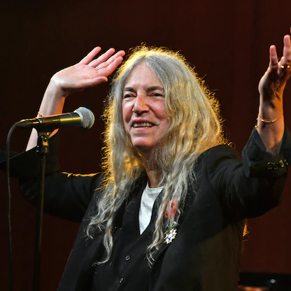 وسام جوقة الشرف الفرنسي لنجمة الروك الأميركية باتي سميث