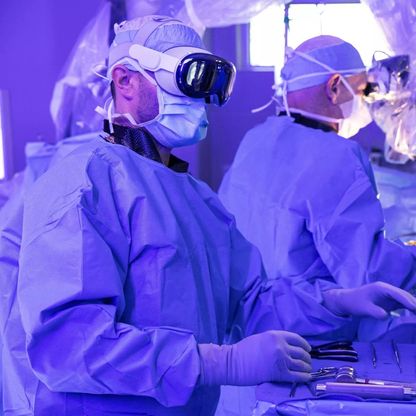 لأول مرة.. أطباء يجرون عملية جراحية باستخدام نظارة أبل Vision Pro