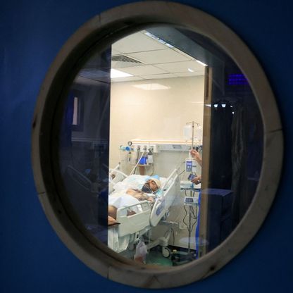 حمدي النجار.. طبيب فلسطيني فقد 9 من أبنائه في غارة إسرائيلية على غزة