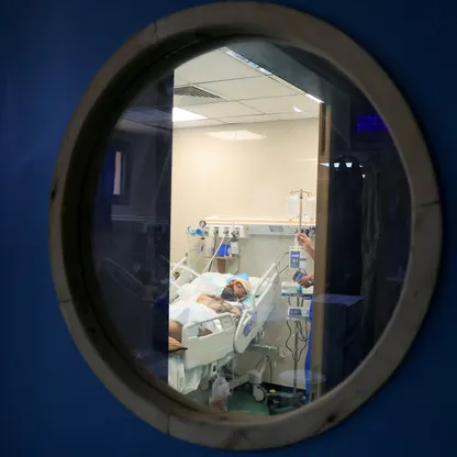 حمدي النجار.. طبيب فلسطيني فقد 9 من أبنائه في غارة إسرائيلية على غزة