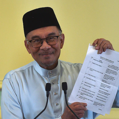 رئيس الوزراء الماليزي أنور إبراهيم يحتفظ لنفسه بوزارة المالية