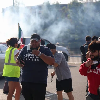 "مناطق حرب".. شيكاجو تشهد مداهمات غير مسبوقة بالمروحيات والغاز المسيل للدموع