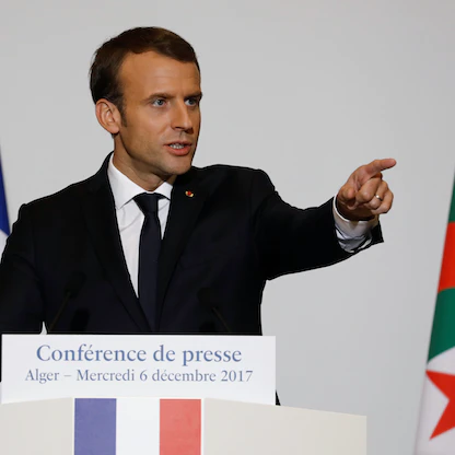 ماكرون يزور الجزائر لتهدئة "خلافات الذاكرة" وإحياء التعاون