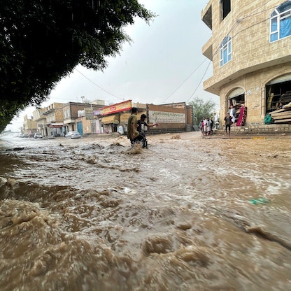 اليمن.. سيول جارفة وصواعق رعدية تودي بحياة 15 شخصاً