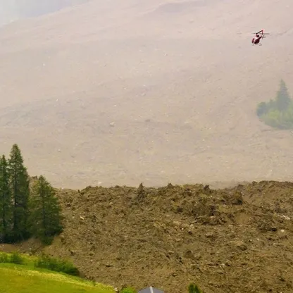 الطين والصخور تطمر بالكامل جزءاً من قرية سويسرية وفقدان شخص