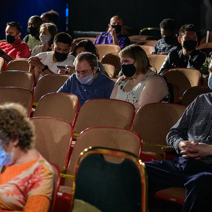 نيويورك تبدأ عرض أقدم مسرحياتها قبل عودة العروض في سبتمبر