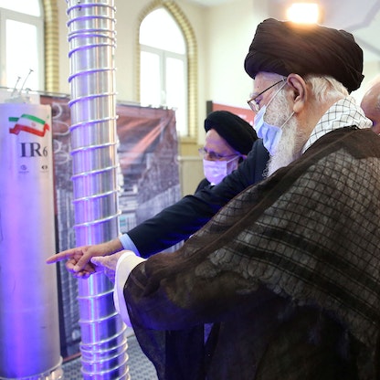 الاستخبارات الأميركية: إيران عملت على تطوير سلاح نووي لكنها "توقفت حالياً"