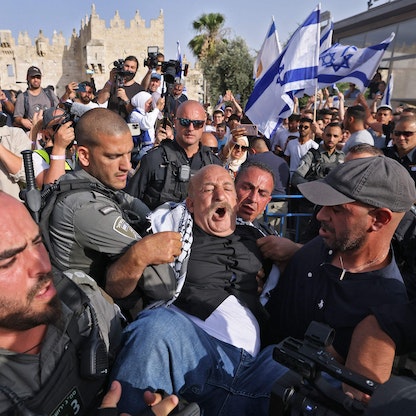 "مسيرة الأعلام".. اقتحامات للأقصى وعشرات الإصابات بصفوف الفلسطينيين