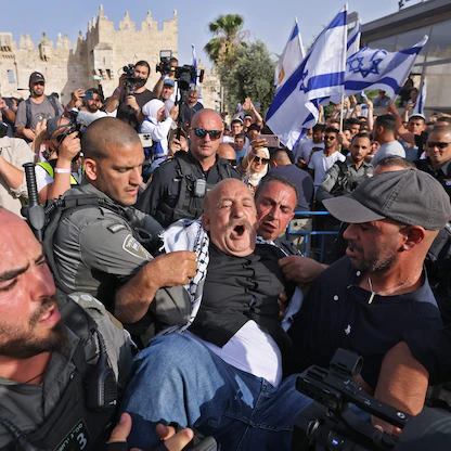 "مسيرة الأعلام".. اقتحامات للأقصى وعشرات الإصابات بصفوف الفلسطينيين