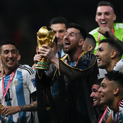 الأرجنتين ترفع كأس العالم بعد "نهائي ناري" أمام فرنسا