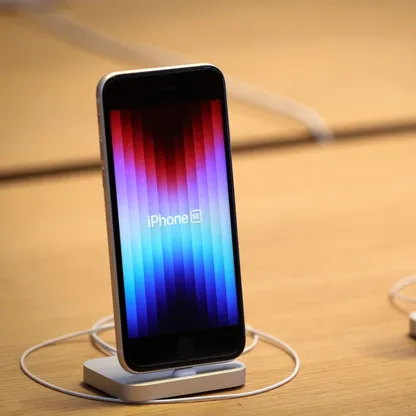 أبل تستعد لإطلاق نسخة جديدة من iPhone SE الأقل تكلفة