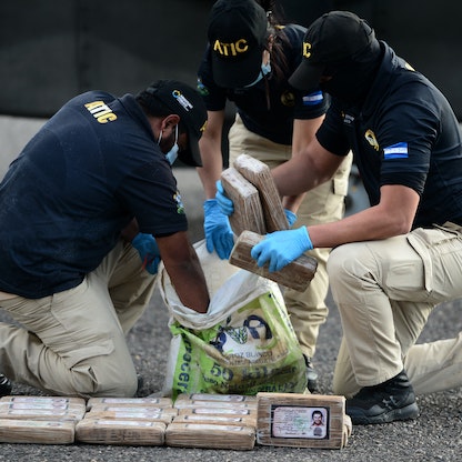هندوراس تحبط شحنة مخدرات تحمل صورة "بابلو إسكوبار"