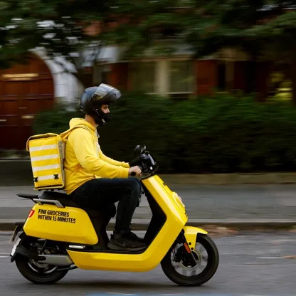 بريطانيا تعتقل 280 في حملة على سائقي التوصيل "غير القانونيين"