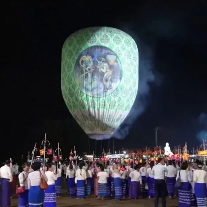 ميانمار تودع موسم الأمطار بسماء تمتلئ ببالونات نارية