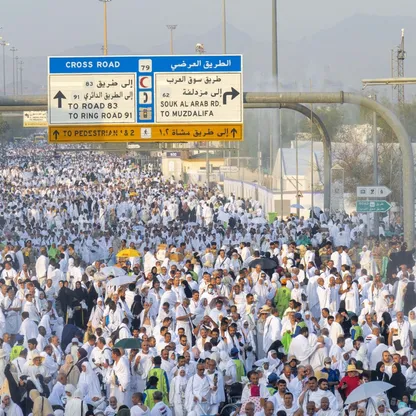 الحجاج يقفون على جبل عرفات لأداء ركن الحج الأعظم