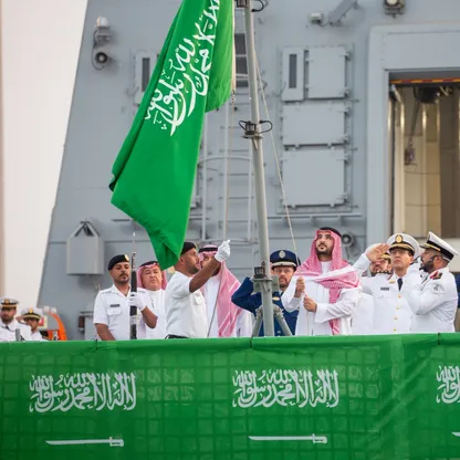 وزير الدفاع السعودي يدشن سفينة "جلالة الملك جازان"