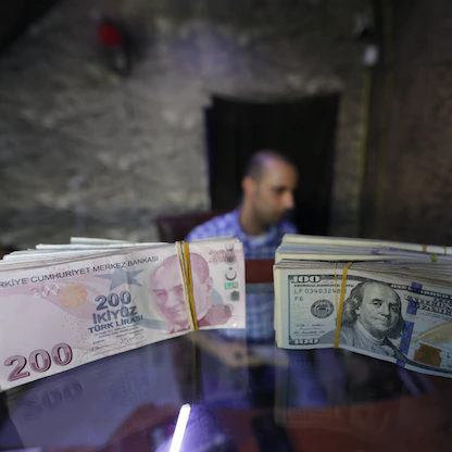 الليرة التركية تنخفض 17% مقابل الدولار