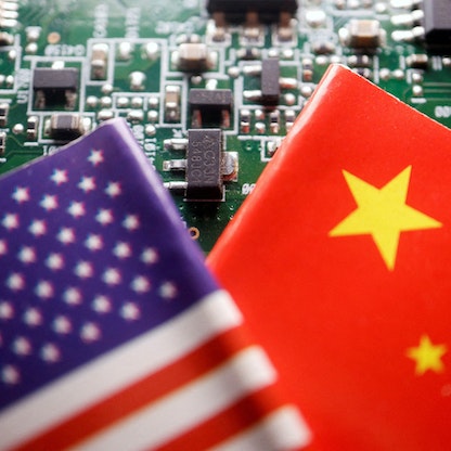 الصين تشعل "حرب الرقائق" بتقييد صادرات مواد أساسية