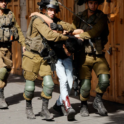 نحو ألف معتقل فلسطيني في سجون إسرائيل يضربون عن الطعام