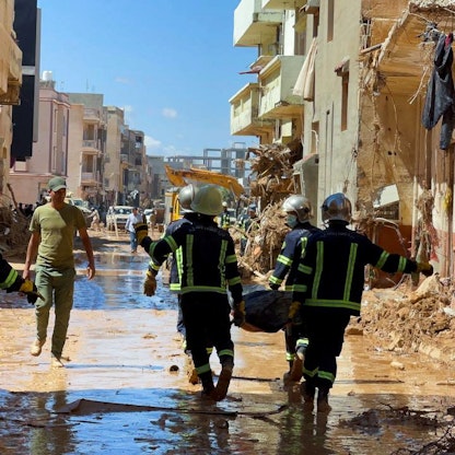 ليبيون يبحثون عن ذويهم بعد سيول كارثية نجمت عن العاصفة "دانيال"