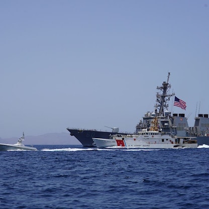 البحرية الأميركية: زوارق إيرانية تعرضت لسفينة تجارية بمضيق هرمز