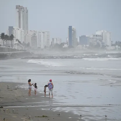 تحذير من عاصفة مدارية على ساحل خليج المكسيك