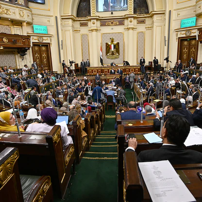 البرلمان المصري يوافق نهائياً على قانون فصل "الموظفين المتطرفين"