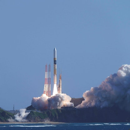 اليابان تطلق صاروخاً يحمل مركبة للهبوط على القمر